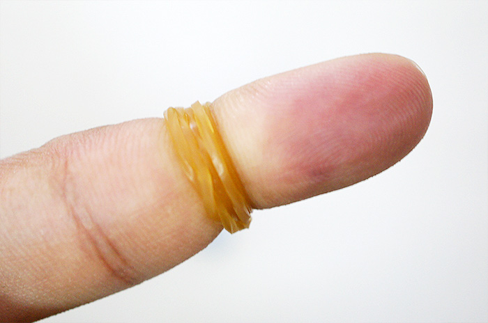 輪ゴムを指に巻く
