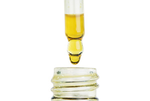 お召し上がり方法2:キャップをくるくる回して開けると、キャップ内部にスポイトがついていて、その中にプロポリス液が入っています。